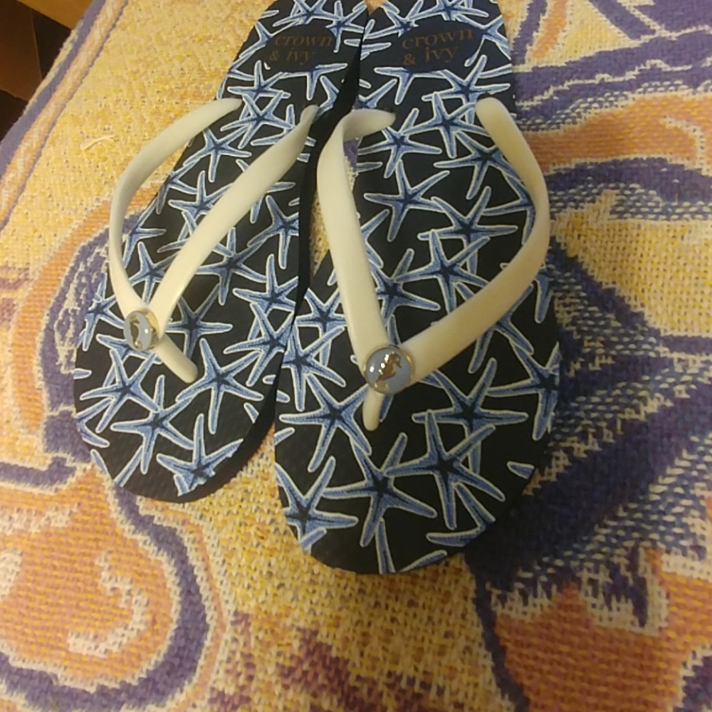 Crown & Ivy starfish/seahorse flip flops, size 6
